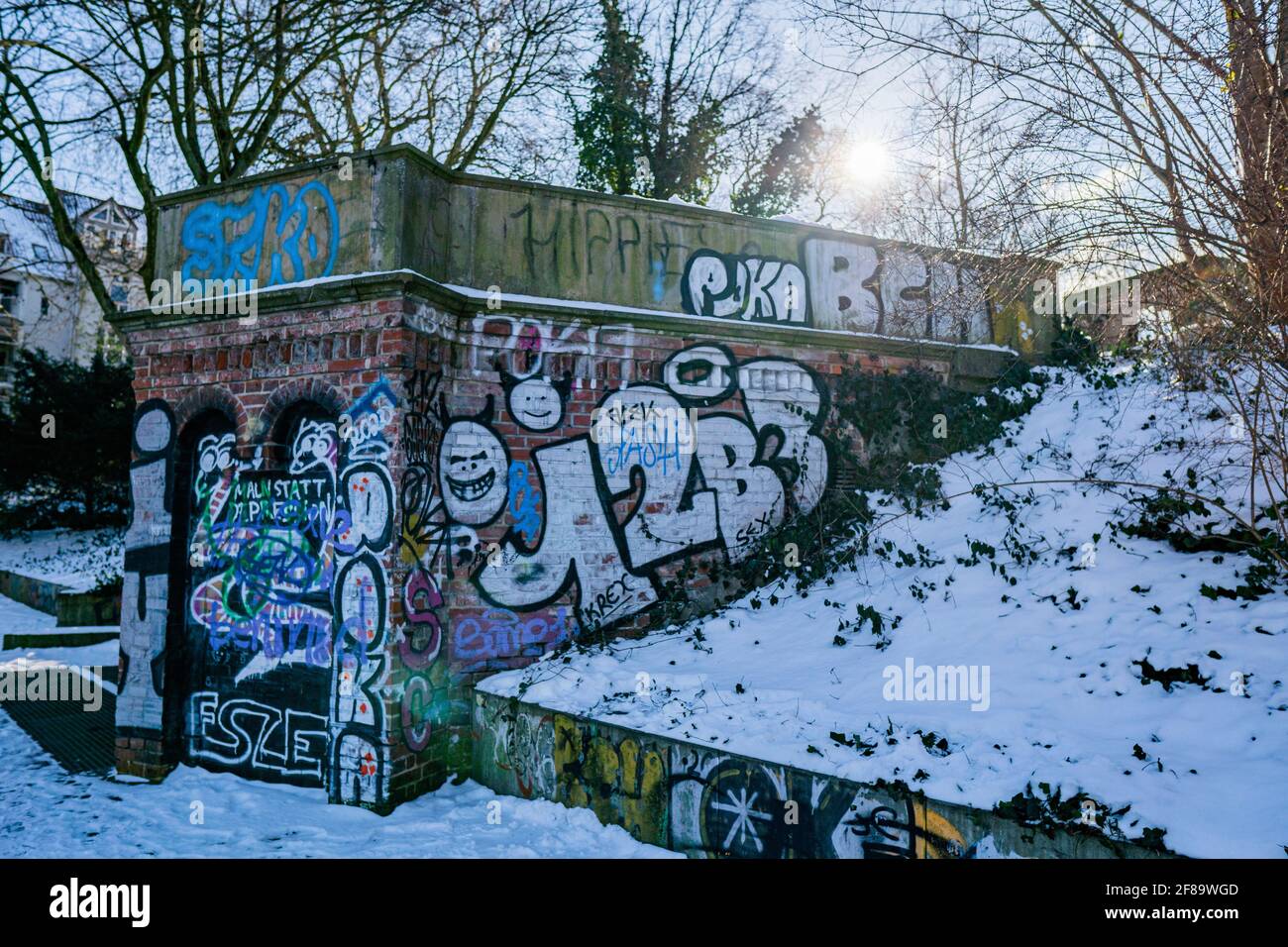 Verschneite Graffiti-Wand am Wall in bremen bei Sonnenschein Warmer Wintertag Stockfoto