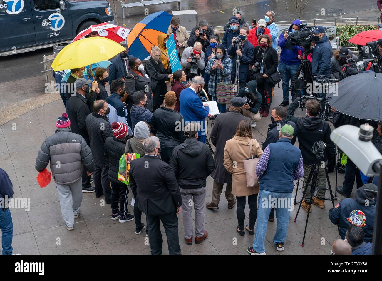 New York, Usa. April 2021. Der Mehrheitsführer des Senats, Charles Schumer, und die US-amerikanische Vertreterin Alexandria Ocasio-Cortez halten am 12. April 2021 eine gemeinsame Pressestelle auf der Corona Plaza in New York ab. Der US-Senator Charles Schumer und die Kongressabgeordnete Alexandria Ocasio-Cortez gaben die Hotline-Nummer der Federal Emergency Management Administration bekannt, um für die Beerdigung und Beerdigung von COVID-betroffenen Familien zu bezahlen, die sich das nicht leisten können. (Foto von Lev Radin/Sipa USA) Quelle: SIPA USA/Alamy Live News Stockfoto