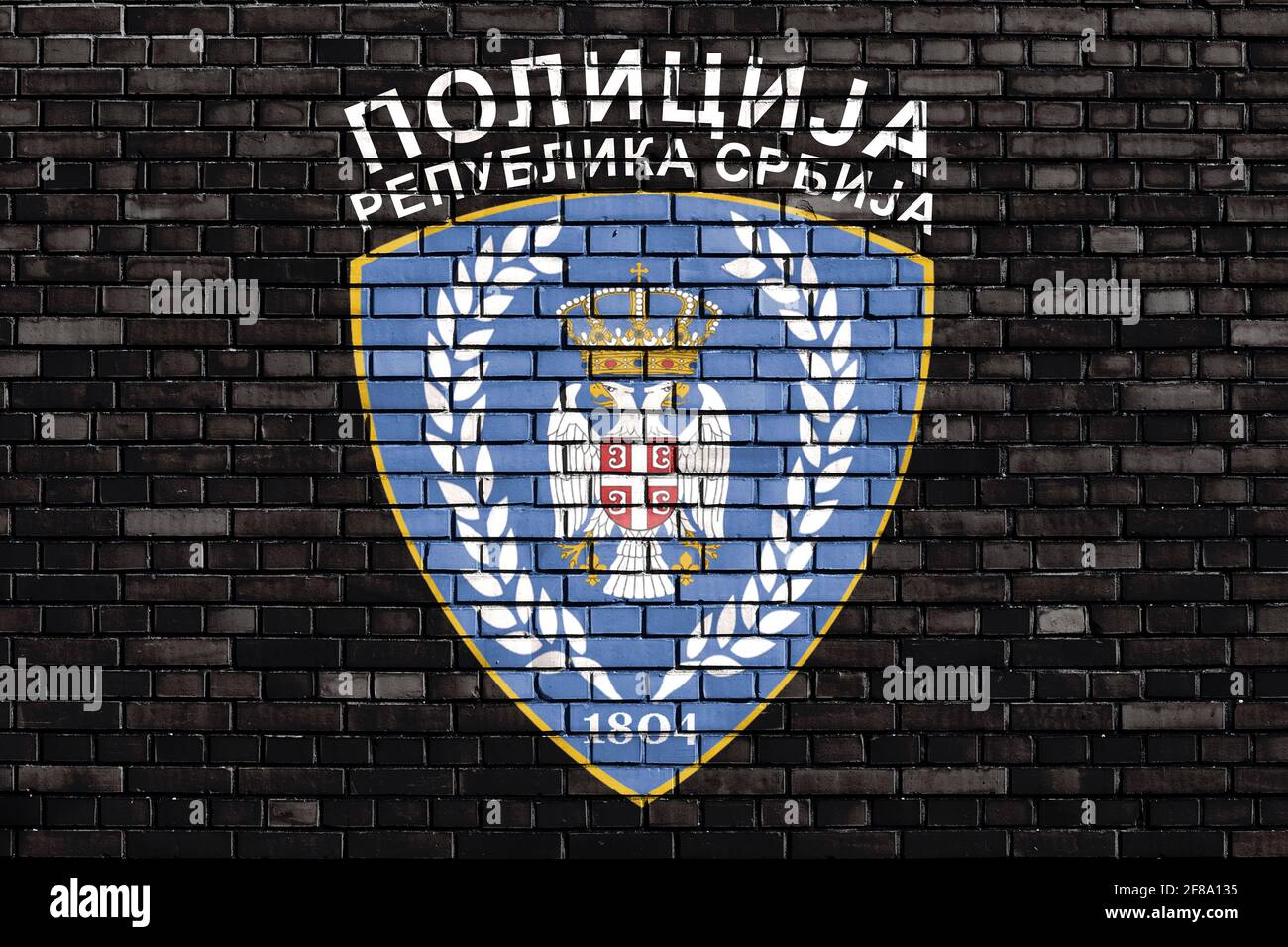 Flagge der serbischen Polizei auf Ziegelmauer gemalt Stockfoto
