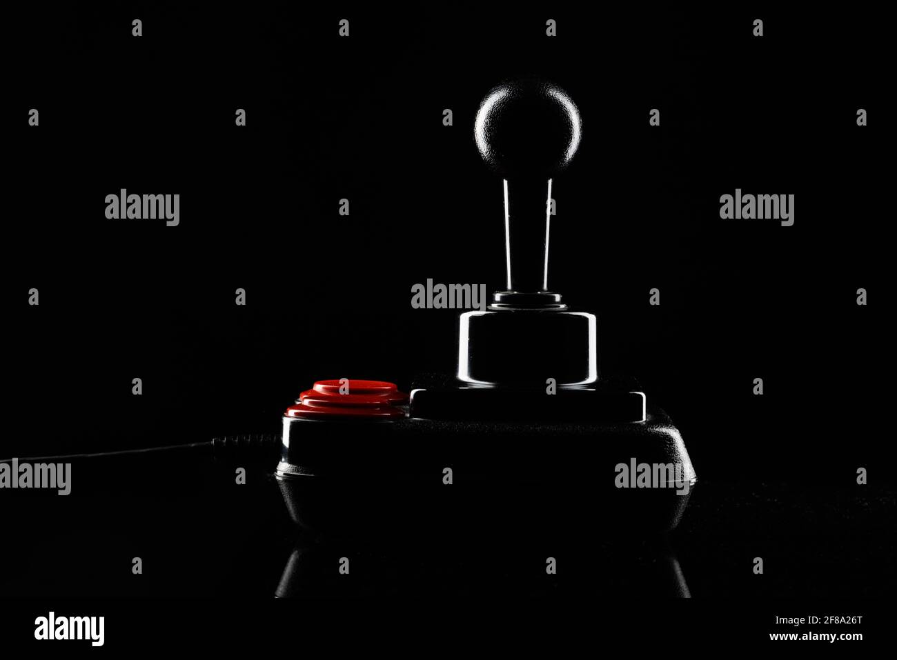 Retro-Joystick von 8-Bit-Konsolen. Game-Controller auf schwarzem Hintergrund isoliert Stockfoto