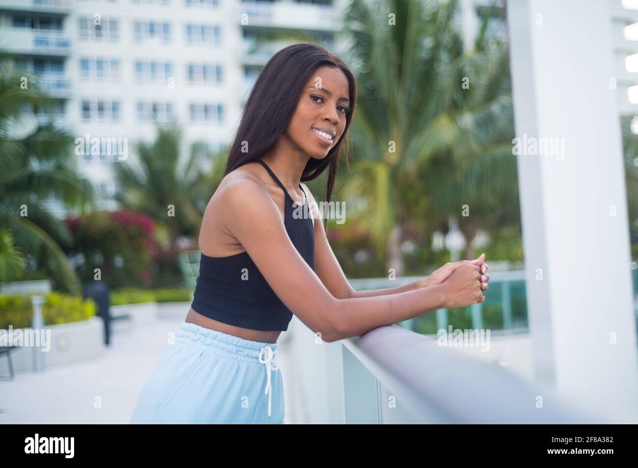 Porträt einer jungen afroamerikanischen Frau, die lässig draußen steht Stockfoto
