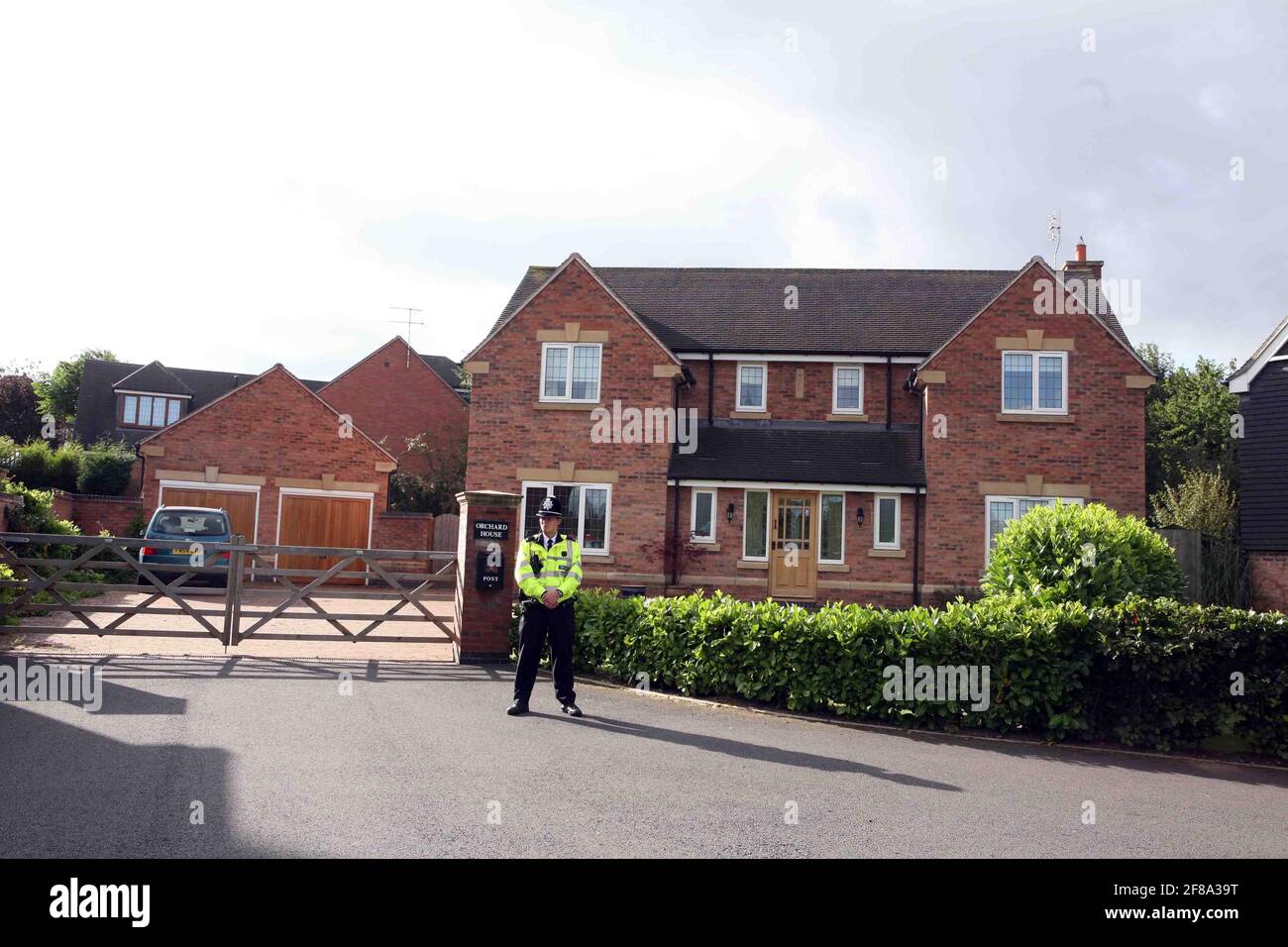 Die Menschen kommen an und verlassen das Haus von Kate und Gerry McCann Eltern des vermissten britischen Mädchens Madeleine McCann, in ihrem Haus in Rothley, England pic David Sandison Stockfoto