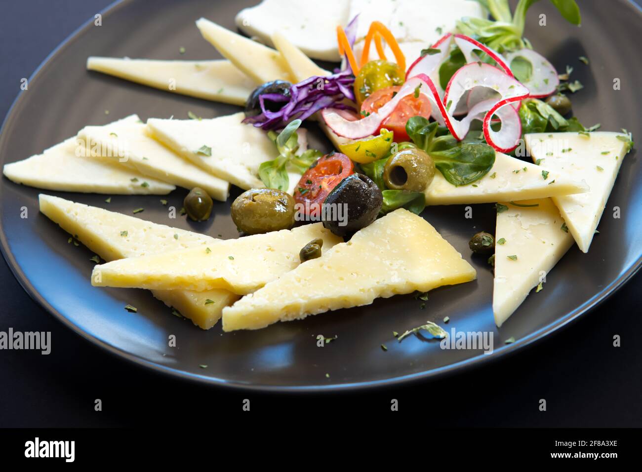 Kalte Platte mit Käse und Oliven, Radieschen, Kohl Stockfoto
