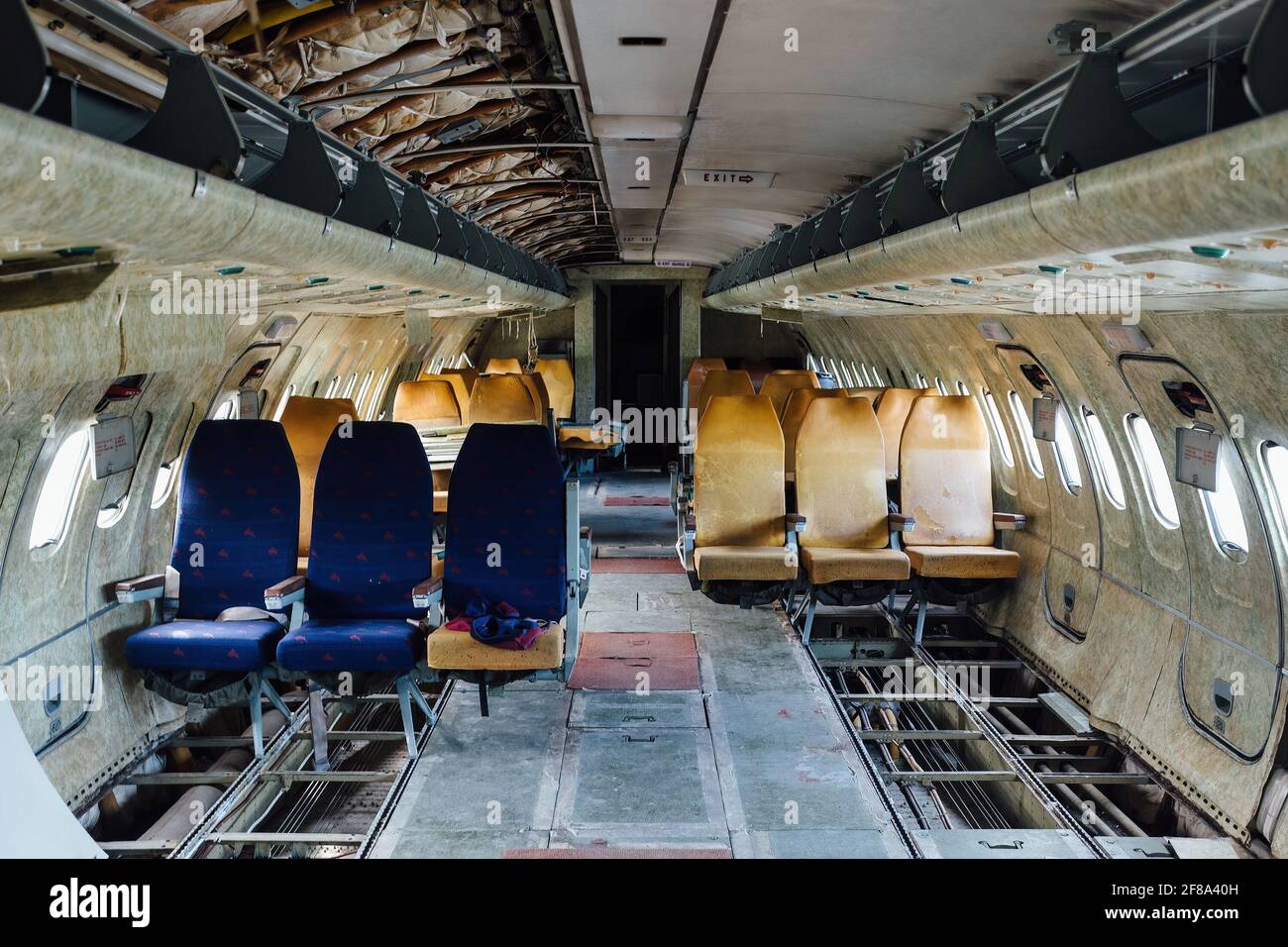 Im Inneren eines alten verlassenen Passagierflugzeugs. Flugzeugabbruch. Stockfoto