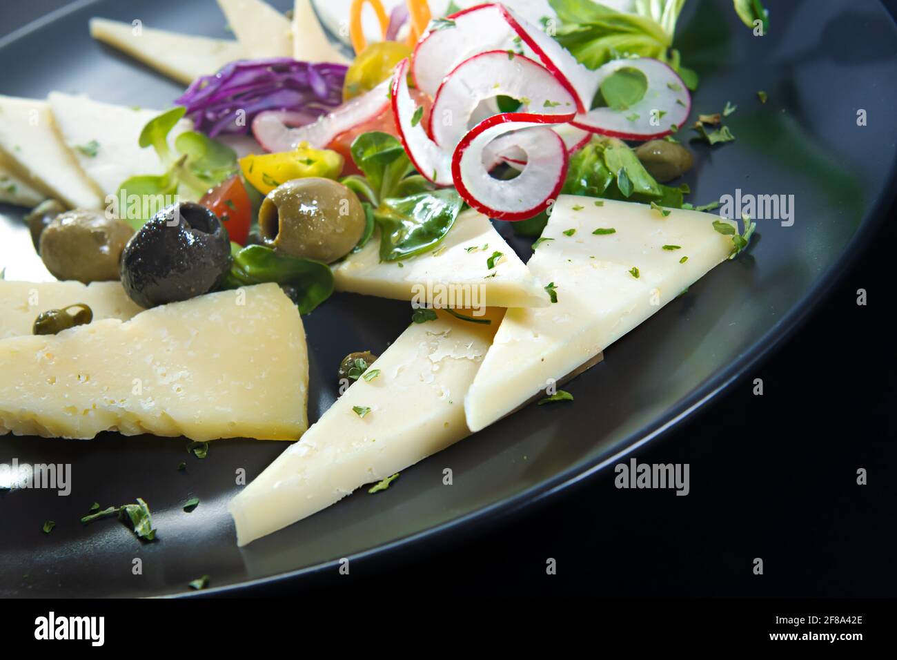 Kalte Platte mit Käse und Oliven, Radieschen, Kohl Stockfoto