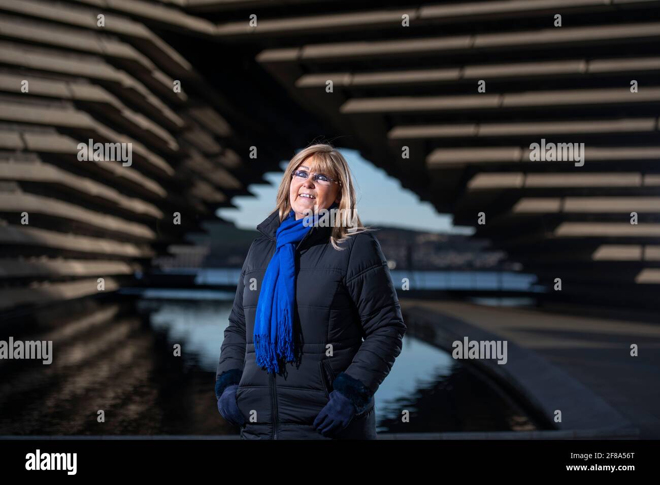 Dundee, Schottland, Großbritannien. April 2021. IM BILD: Alba-Parteikandidatin für die Nordost-Region, Heather McLean vor dem Victoria and Albert (V&A) Museum in Dundee. Pic Credit: Colin Fisher/Alamy Live News Stockfoto