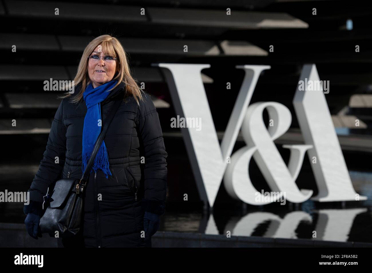 Dundee, Schottland, Großbritannien. April 2021. IM BILD: Alba-Parteikandidatin für die Nordost-Region, Heather McLean vor dem Victoria and Albert (V&A) Museum in Dundee. Pic Credit: Colin Fisher/Alamy Live News Stockfoto