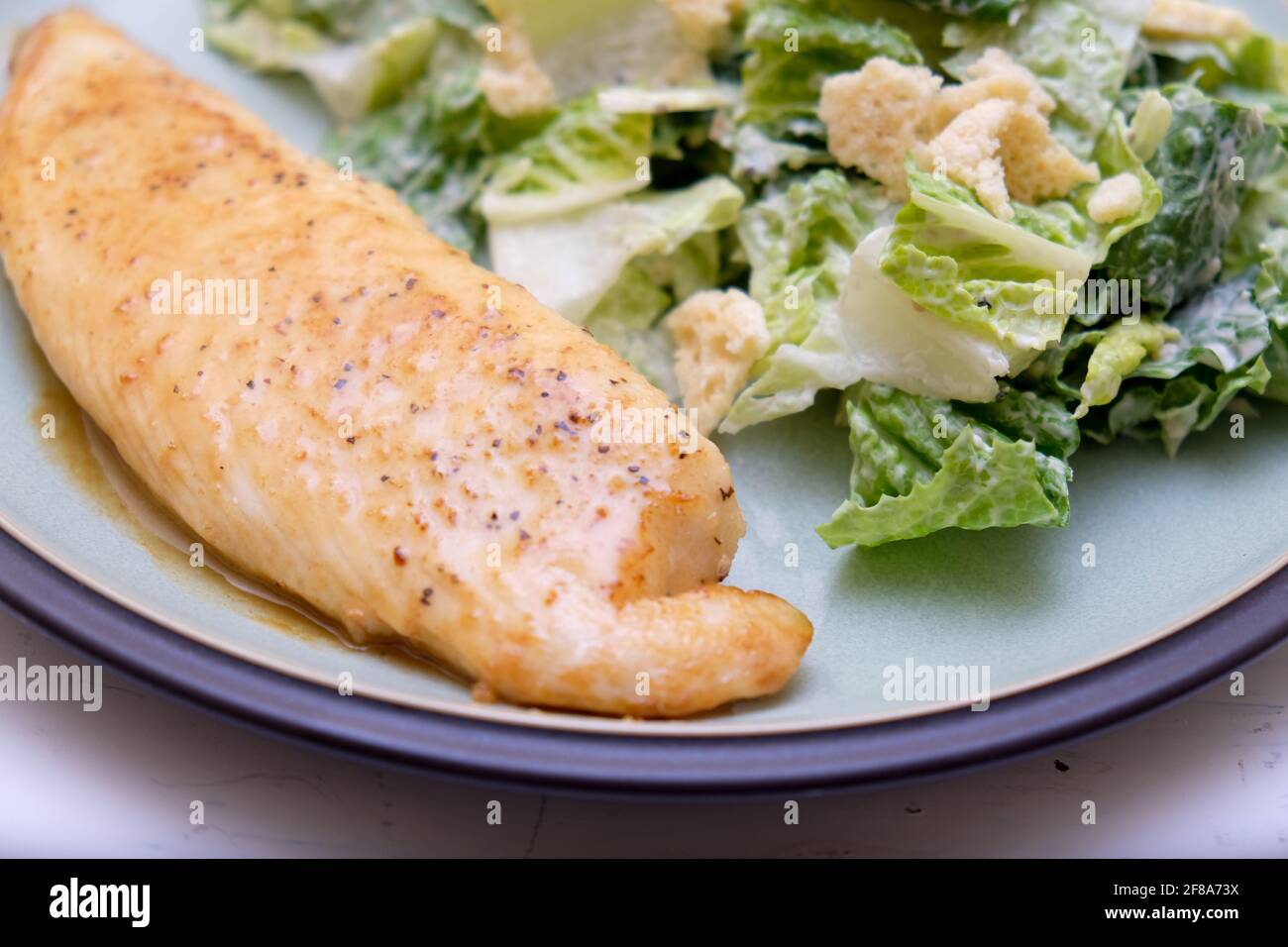 Tilapia Fischfilet mit Salat, eine Diät-bewusste Mahlzeit Stockfoto