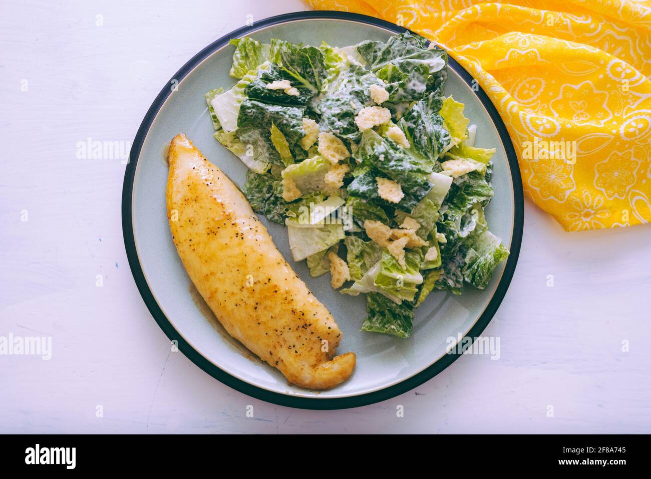 Tilapia Fischfilet mit Salat, eine Diät-bewusste Mahlzeit Stockfoto