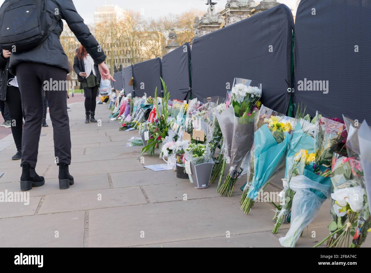 Blumenbotschaften und Botschaften an den Herzog von Edinburgh vor dem Buckingham Palace in London Stockfoto