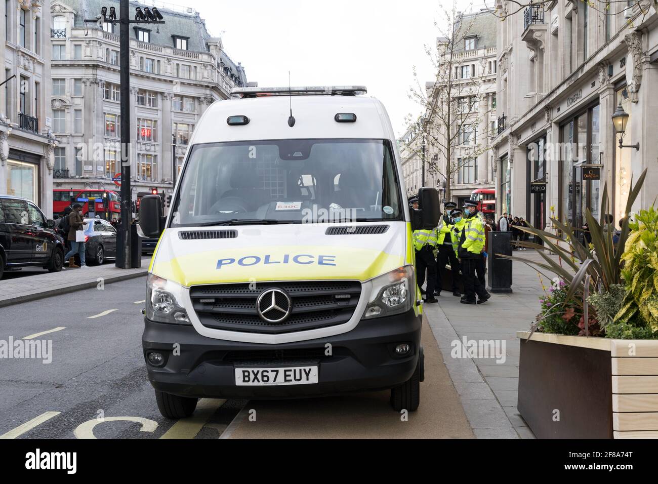 London, 12. April 2021: Die Polizei reagiert auf Aktivisten von Peta, die vor einem Geschäft mit „Canada Goose“ gegen Tierquälerei in der Regent Street, Großbritannien, protestieren Stockfoto