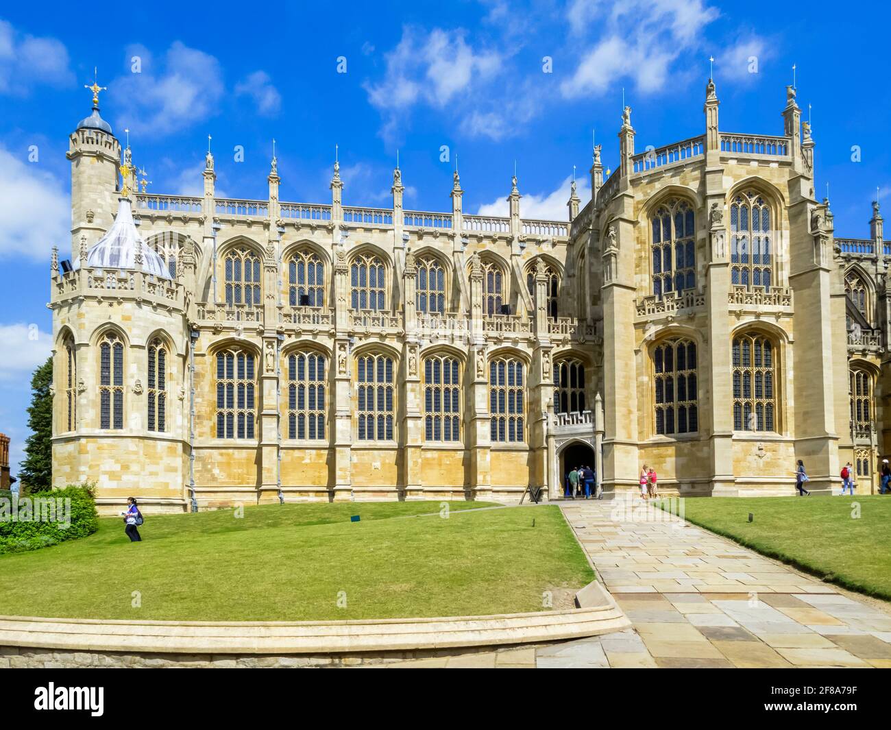 Außenansicht der ikonischen rechtwinkligen gotischen Architektur St. George's Chapel im Unteren Bezirk von Windsor Castle, Windsor, Barkshire, Großbritannien Stockfoto