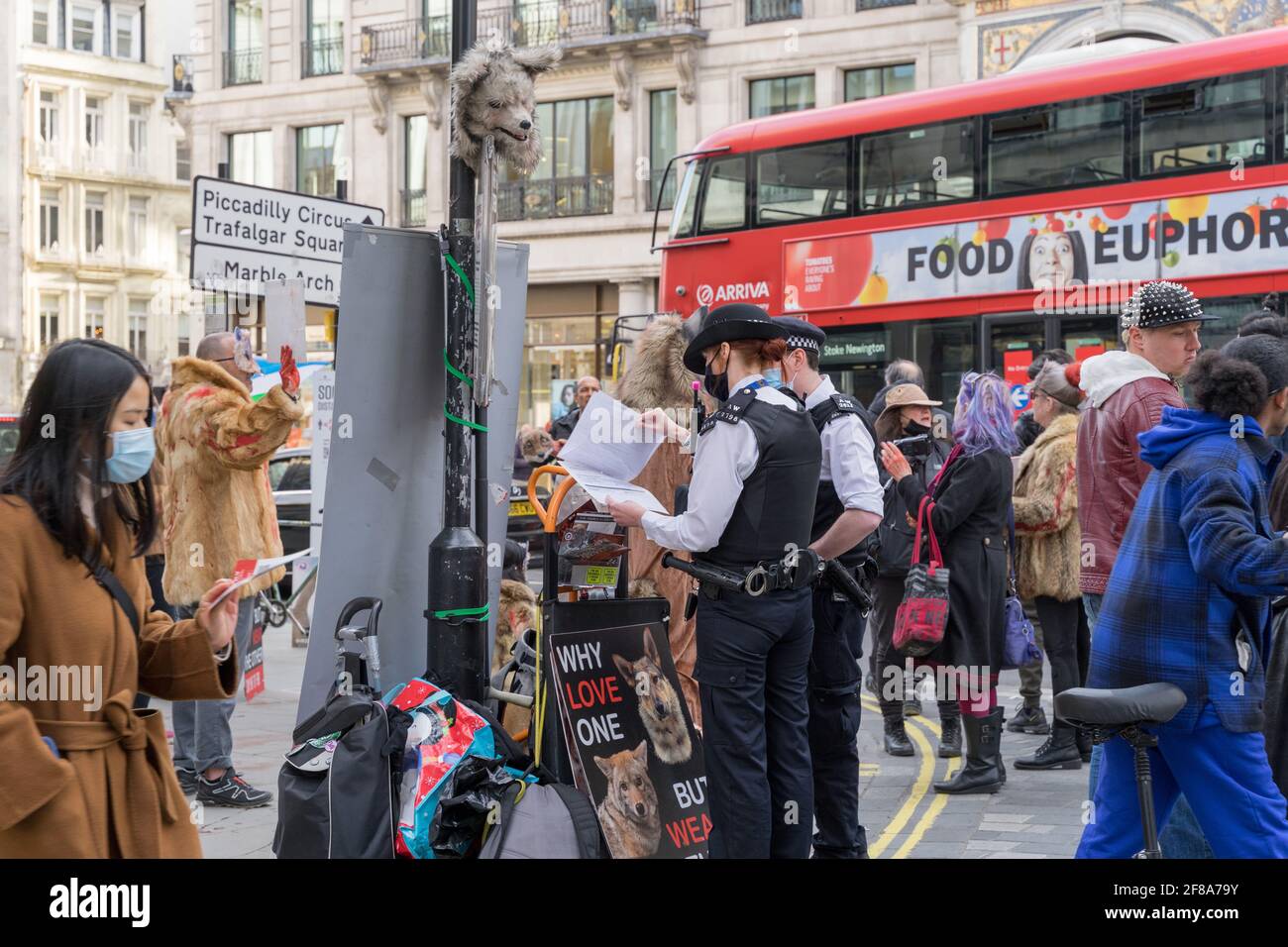 Die Polizei überprüft die Flugblätter, Aktivisten von Peta protestieren vor  einem "Canada Goose"-Laden gegen Tierquälerei in der Regent Street,  Großbritannien Stockfotografie - Alamy