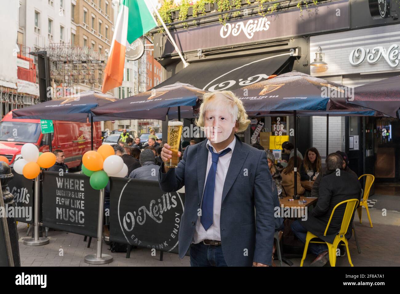 „Boris Johnson“ hält ein Bier vor dem O'Neil Pub im Londoner West End, in der Nähe des Oxford Circus, Großbritannien Stockfoto