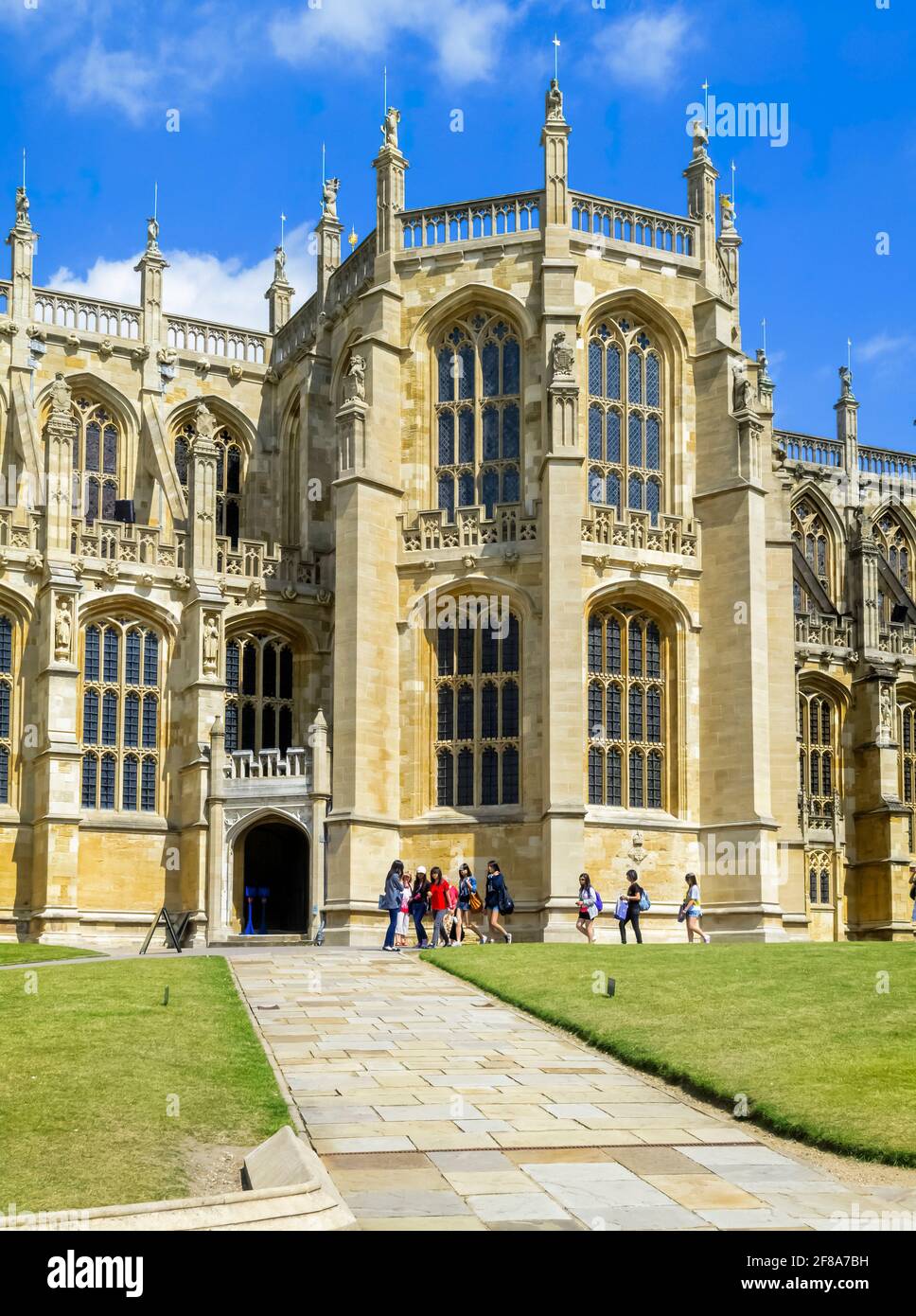Außenansicht der ikonischen rechtwinkligen gotischen Architektur St. George's Chapel im Unteren Bezirk von Windsor Castle, Windsor, Barkshire, Großbritannien Stockfoto