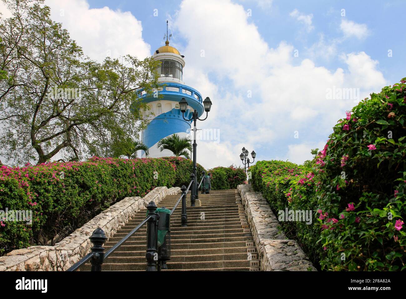 Blue and White Lighthouse oder El Faro an der Spitze einer steilen Treppe gegen Blue Sky in Guayaquil, Ecuador, Südamerika Stockfoto