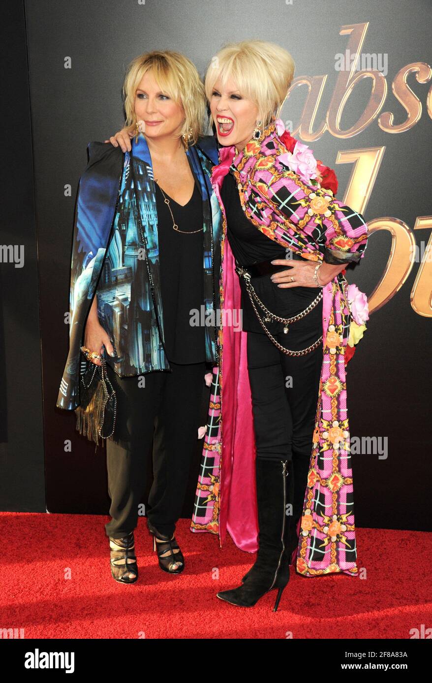 L-R: Jennifer Saunders, Joanna Lumley Wearing Blondes nimmt an der Absolutely Fabulous The Movie New York Premiere Teil, die am Montag, 18. Juli 2016, im SVA Theatre in New York City stattfand. Foto von Jennifer Graylock-Graylock.com 917-519-7666 Stockfoto