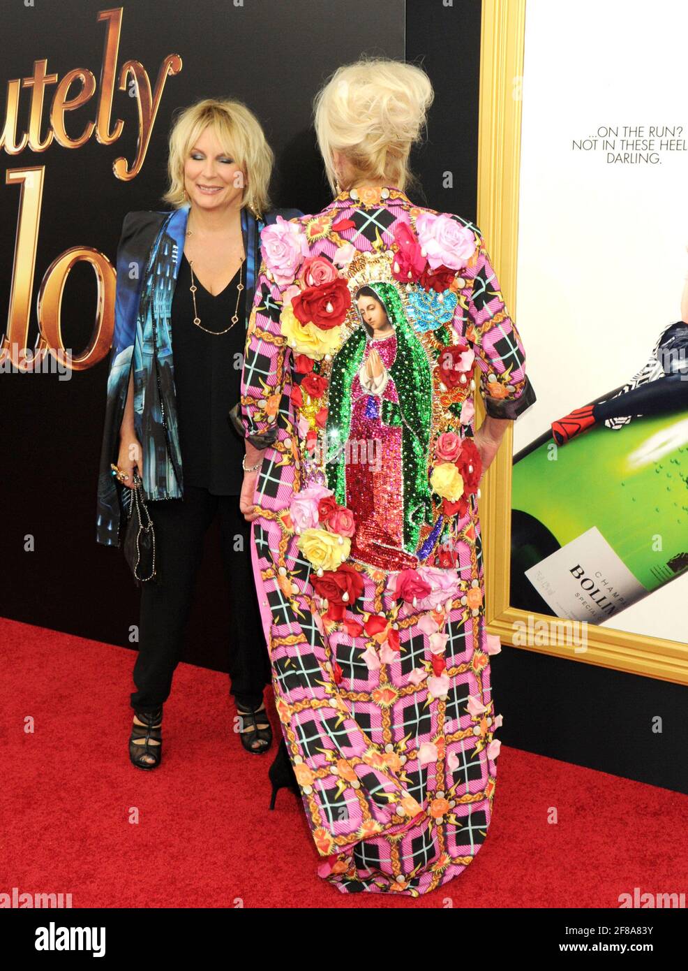 L-R: Jennifer Saunders, Joanna Lumley Wearing Blondes nimmt an der Absolutely Fabulous The Movie New York Premiere Teil, die am Montag, 18. Juli 2016, im SVA Theatre in New York City stattfand. Foto von Jennifer Graylock-Graylock.com 917-519-7666 Stockfoto