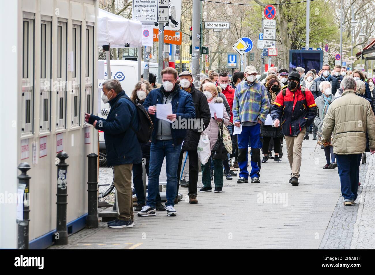 Berlin, Deutschland. April 2021. Am 12. April 2021 warten Menschen vor einem Testgelände in Berlin, der Hauptstadt Deutschlands, auf COVID-19-Tests. Nach Angaben des Robert Koch-Instituts (RKI) wurden am Montag seit Ausbruch der Pandemie mehr als drei Millionen COVID-19-Infektionen in Deutschland registriert. Quelle: Stefan Zeitz/Xinhua/Alamy Live News Stockfoto