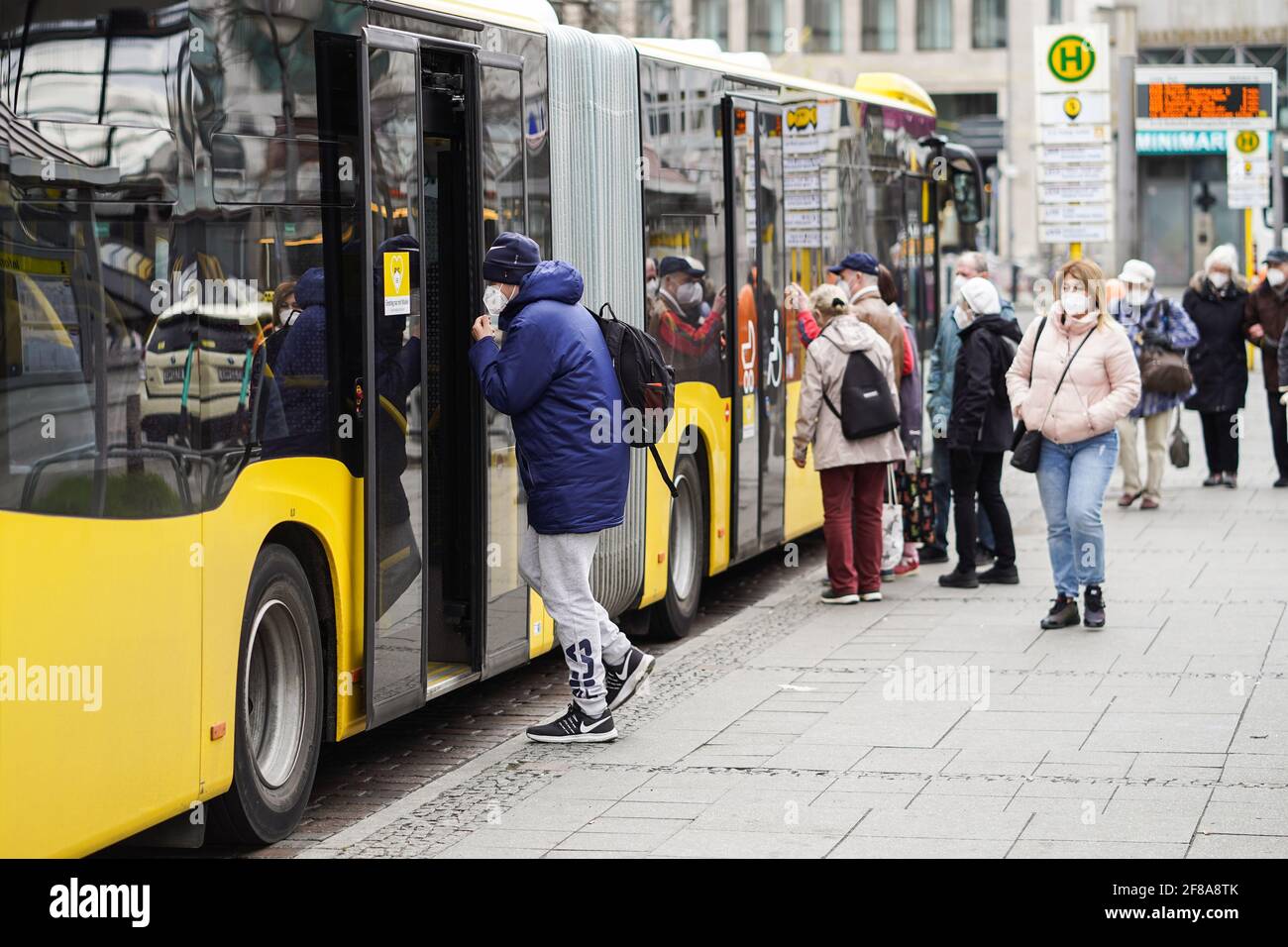 Berlin, Deutschland. April 2021. Am 12. April 2021 wird in Berlin, der Hauptstadt Deutschlands, ein Bus einsteigen. Nach Angaben des Robert Koch-Instituts (RKI) wurden am Montag seit Ausbruch der Pandemie mehr als drei Millionen COVID-19-Infektionen in Deutschland registriert. Quelle: Stefan Zeitz/Xinhua/Alamy Live News Stockfoto