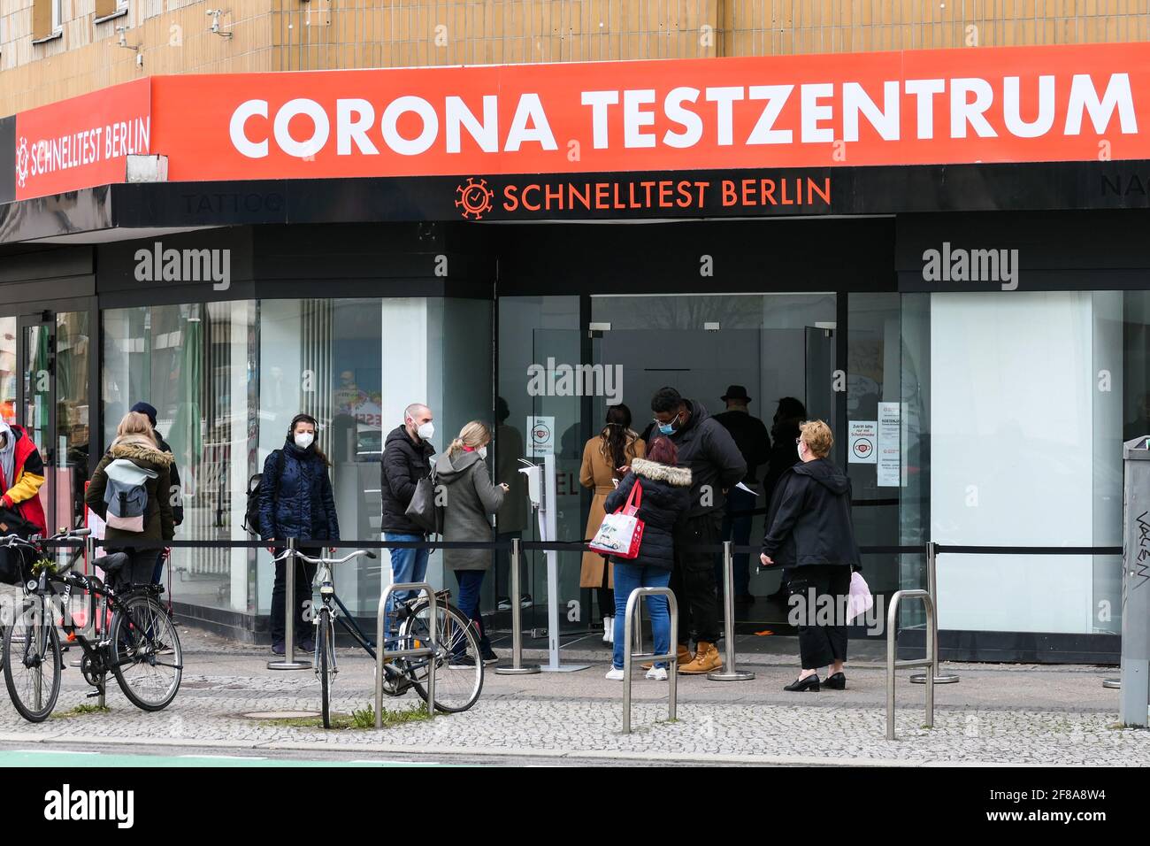 Berlin, Deutschland. April 2021. Am 12. April 2021 warten Menschen vor einem Testgelände in Berlin, der Hauptstadt Deutschlands, auf COVID-19-Tests. Nach Angaben des Robert Koch-Instituts (RKI) wurden am Montag seit Ausbruch der Pandemie mehr als drei Millionen COVID-19-Infektionen in Deutschland registriert. Quelle: Stefan Zeitz/Xinhua/Alamy Live News Stockfoto