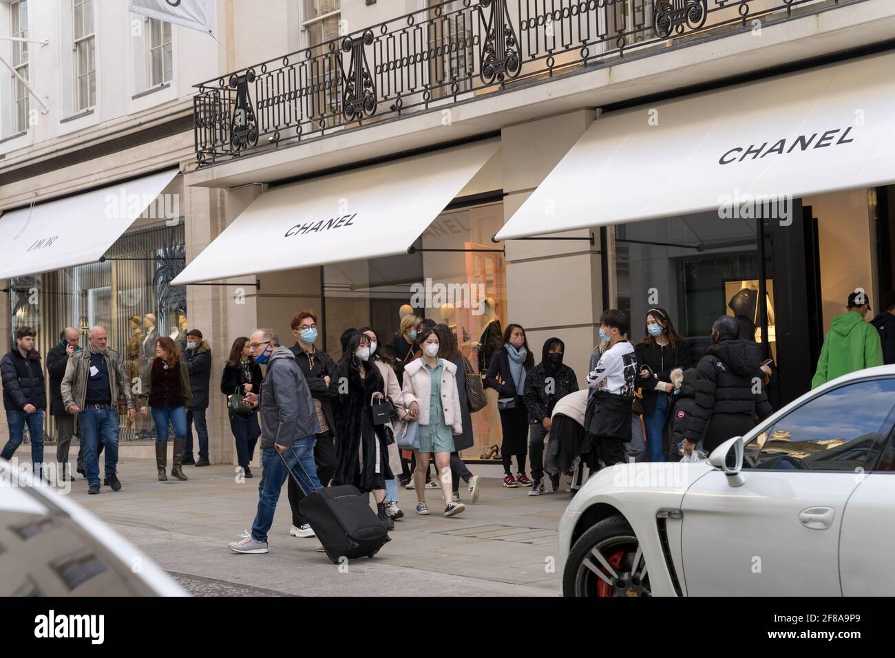 London, 12. April 2021: Die Käufer drängen sich in die Schlange am West End vor dem Channel Store in der Bond Street, Großbritannien Stockfoto