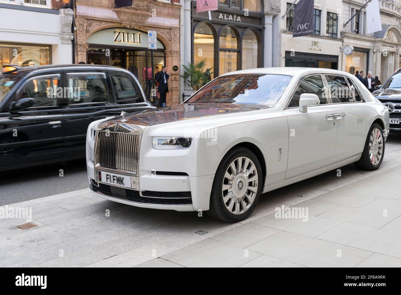 White Rolls royce parkt vor den Geschäften in der Bond Street, London, als im April der Laden für nicht notwendige Produkte wieder eröffnet wird, was die Sperrung lockert Stockfoto