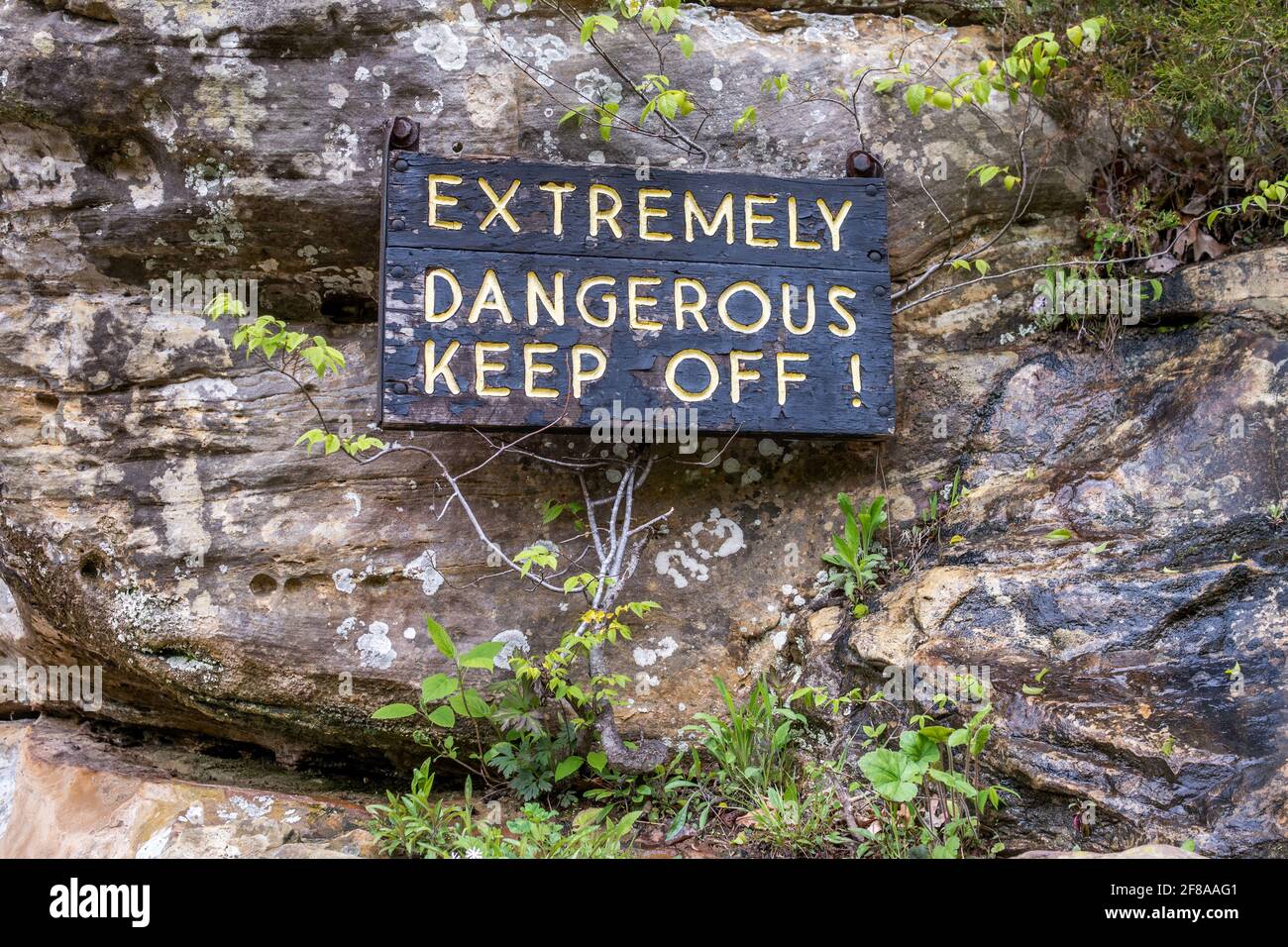 An einer Felswand ist ein Gefahrenschild angebracht Ein State Park in Indiana USA Stockfoto