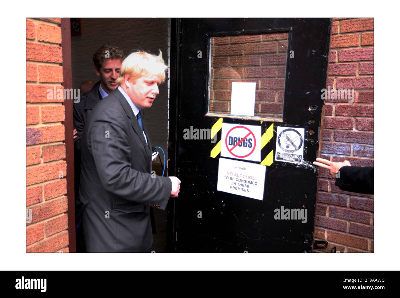 Der Londoner Bürgermeister Boris Johnson kommt mit dem Parlamentsabgeordneten für Vauxhall Kate Hoey bei einem Besuch an, um neue lokale Tennisplätze am alten Standort der alten Lillian Baylis Schule im Zentrum von London zu eröffnen. Boris Johnson hat Kate Hoey MP als seine neue Kommissarin für Sport angekündigt. Foto von David Sandison The Independent Stockfoto