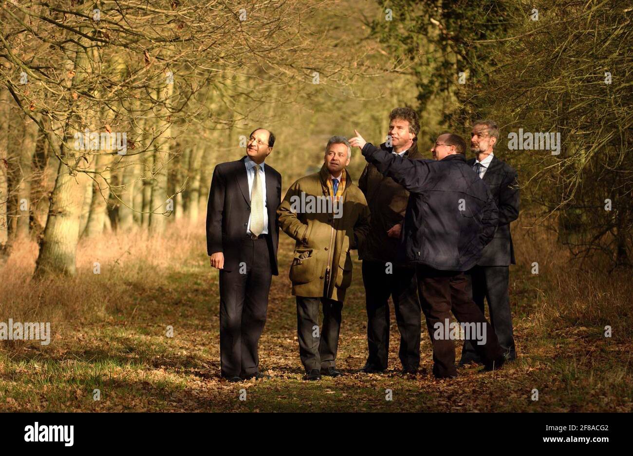 TIM FUNKEN DES MÖNCHS HOLZ WILDLIFE RESEARCH CENTER, ZEIGT LOKALE MP, SHAILESH VARA, SCHATTEN HANDEL UND INDUSTRIE SEKRETÄR, ALAN DUNCAN UND SCHATTEN UMWELT SEKRETÄR, PETER AINSWORTH UM DEN WALD NEBEN DEM STANDORT. HEAD OF MONKS WOOD, ALISTAIR DAWSON[R] SCHAUT AUF 2/06 TOM PILSTON Stockfoto