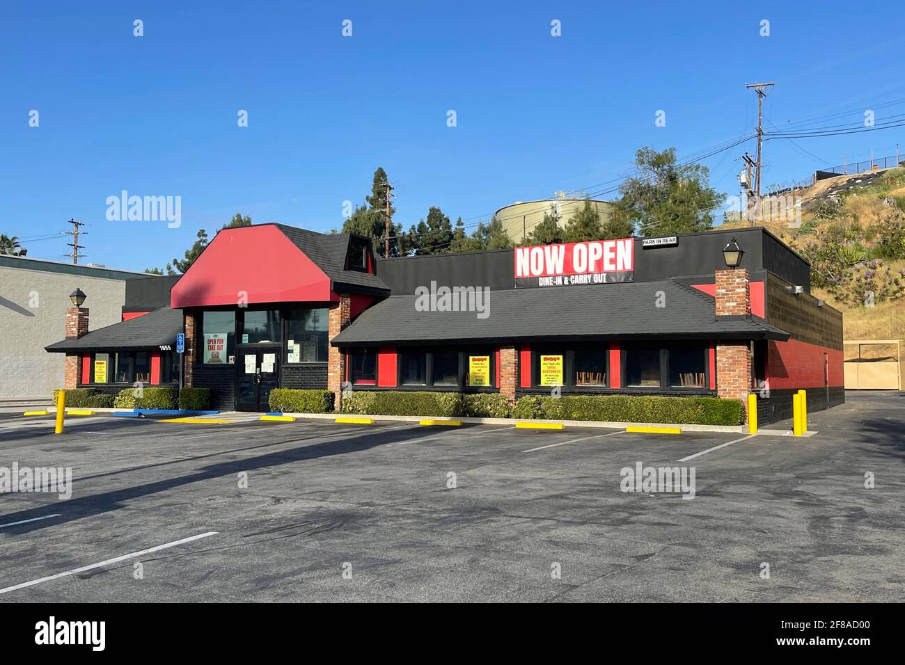 A Now Open for Dine-in and Carry Out in Shakey's Pizza Parlor Restaurant, Freitag, 9. April 2021, in Monterey Park, Kalif. Stockfoto