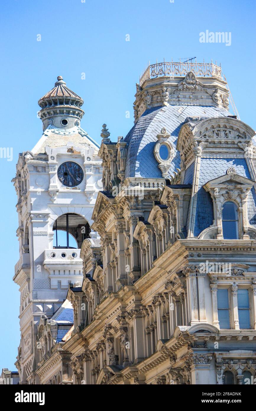 Spitzen der historischen Gebäude in Milwaukee WI gegen Blue Sky Stockfoto