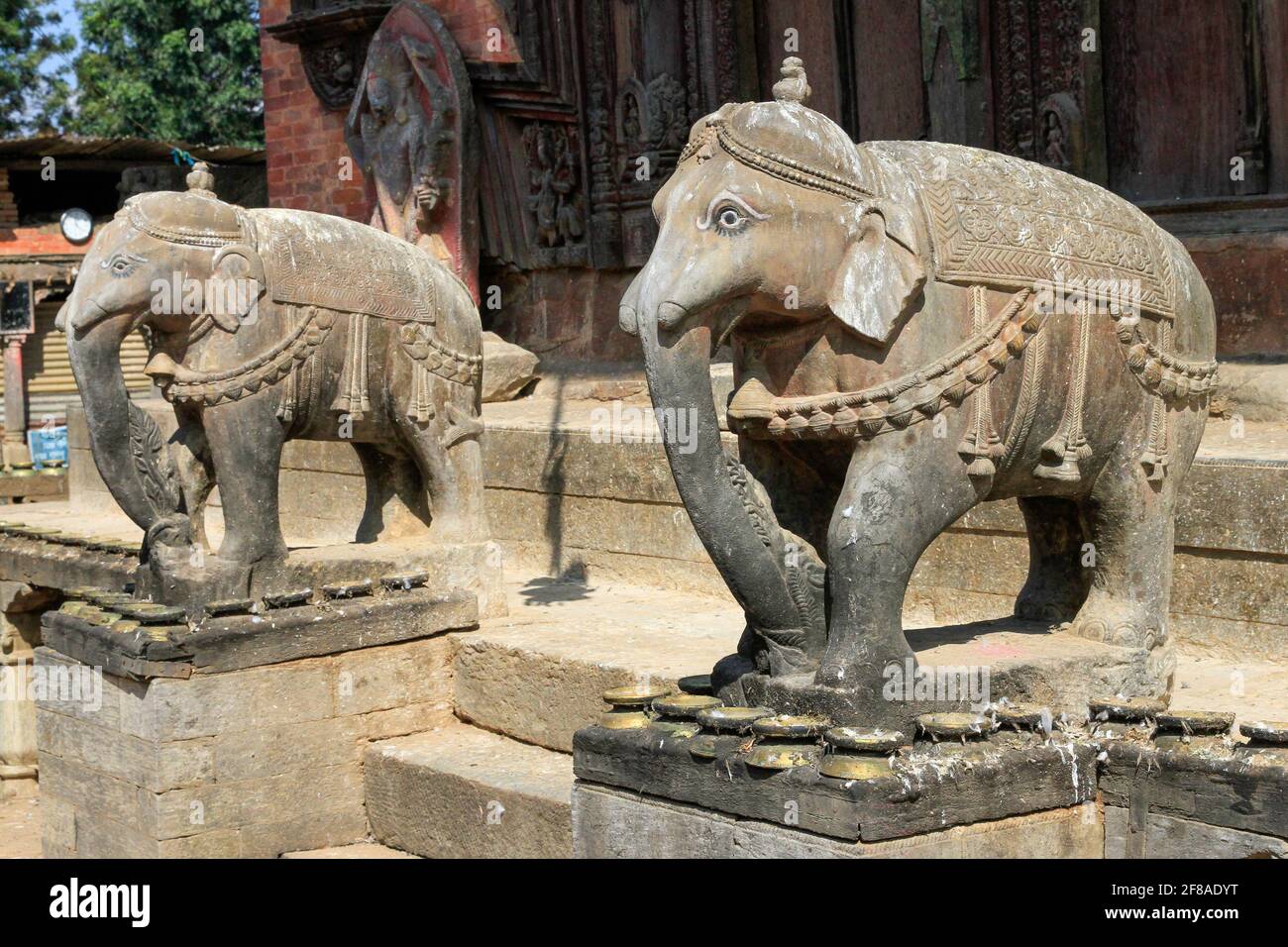 Steinelefantenstatuen im Changunarayan Tempel in Nepal Stockfoto