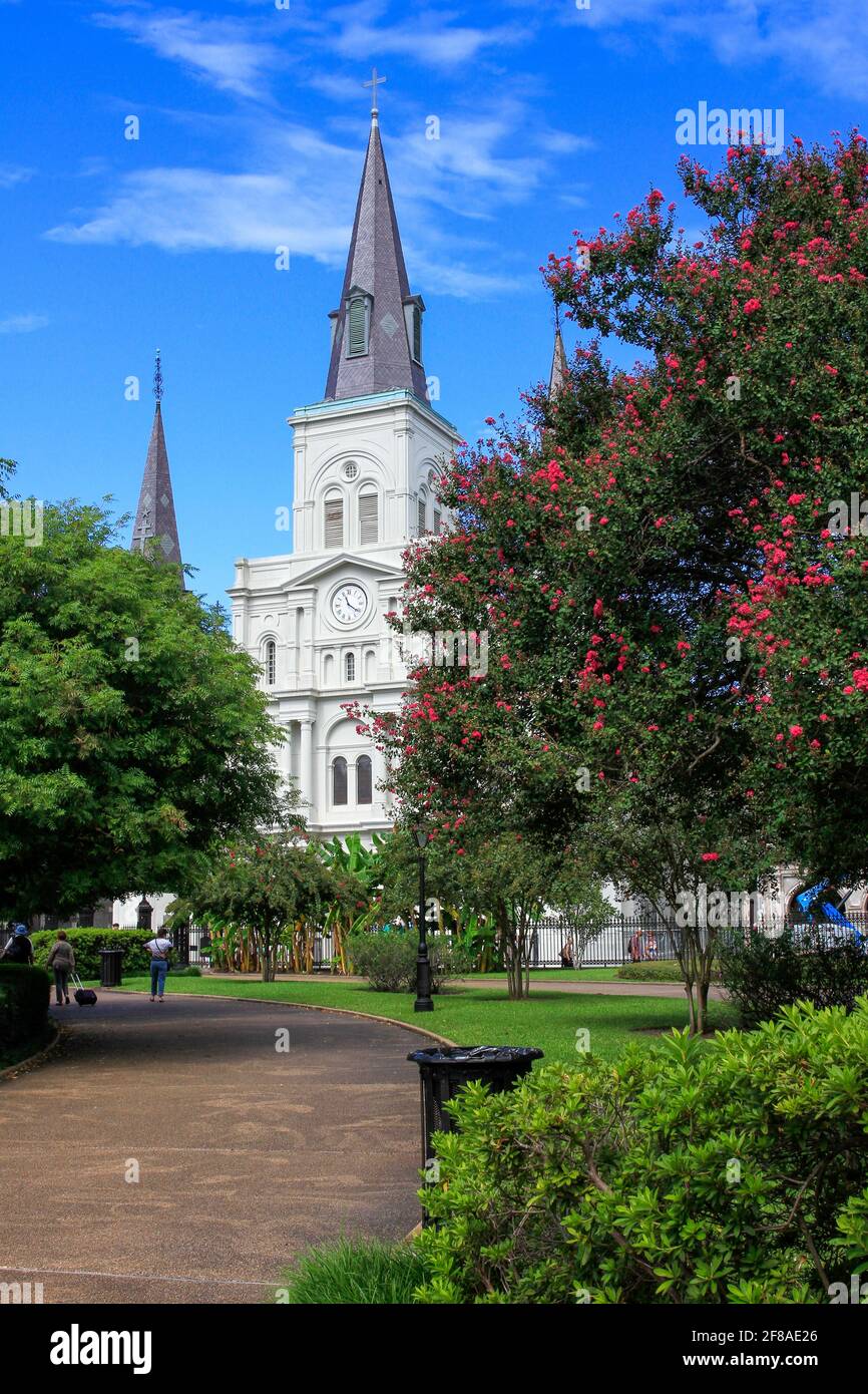St. Louis Cathedral gegen blauen Himmel in New Orleans, Louisiana Stockfoto