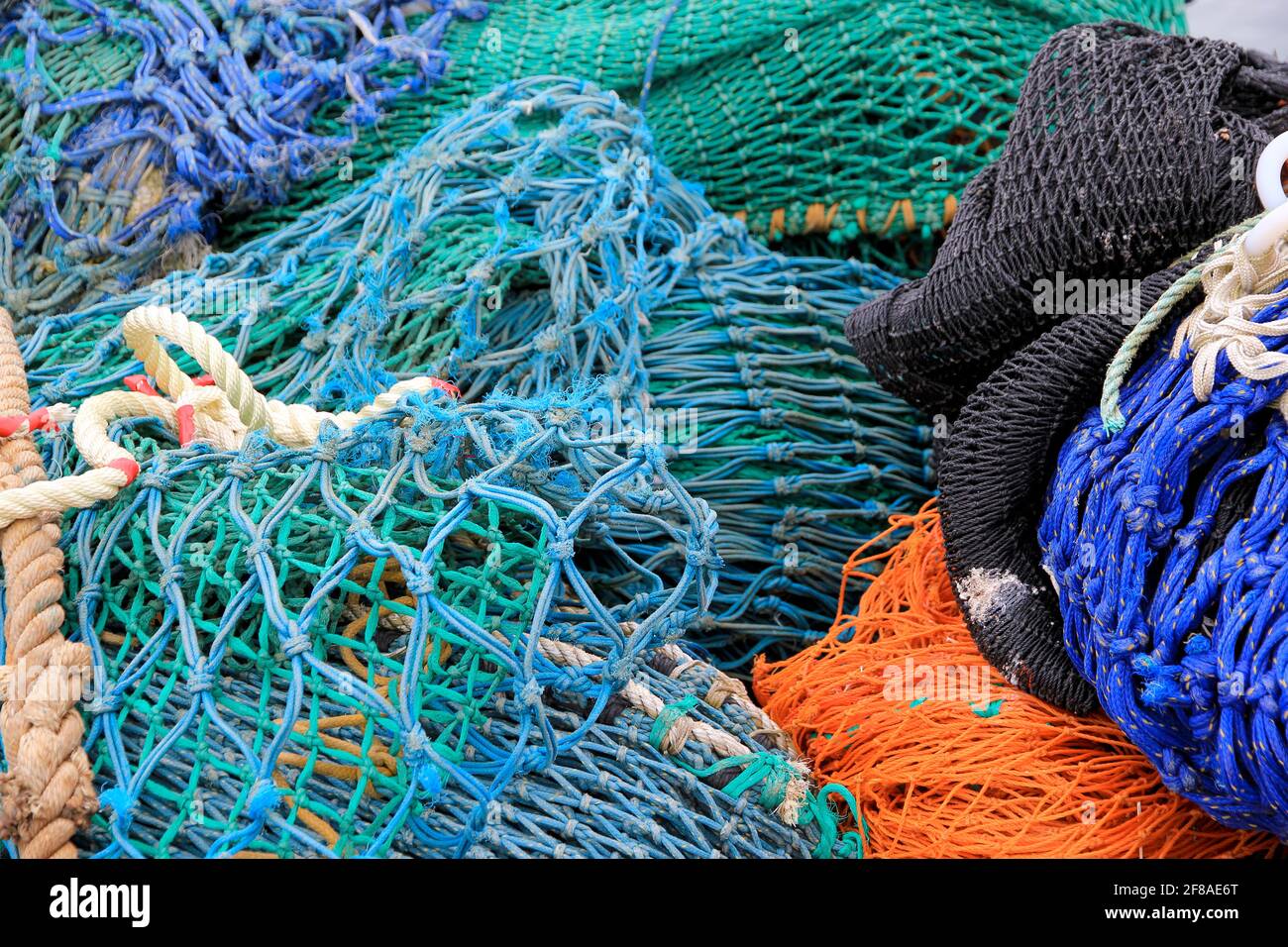 Bunte Fischernetze in Crail, Schottland Stockfoto