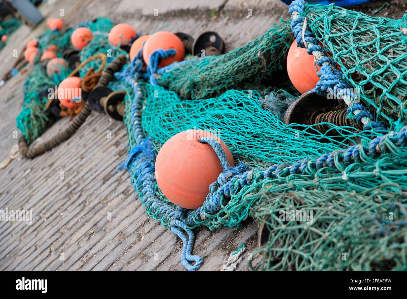 Bunte Fischernetze im Hafen von Crail, Schottland Stockfoto