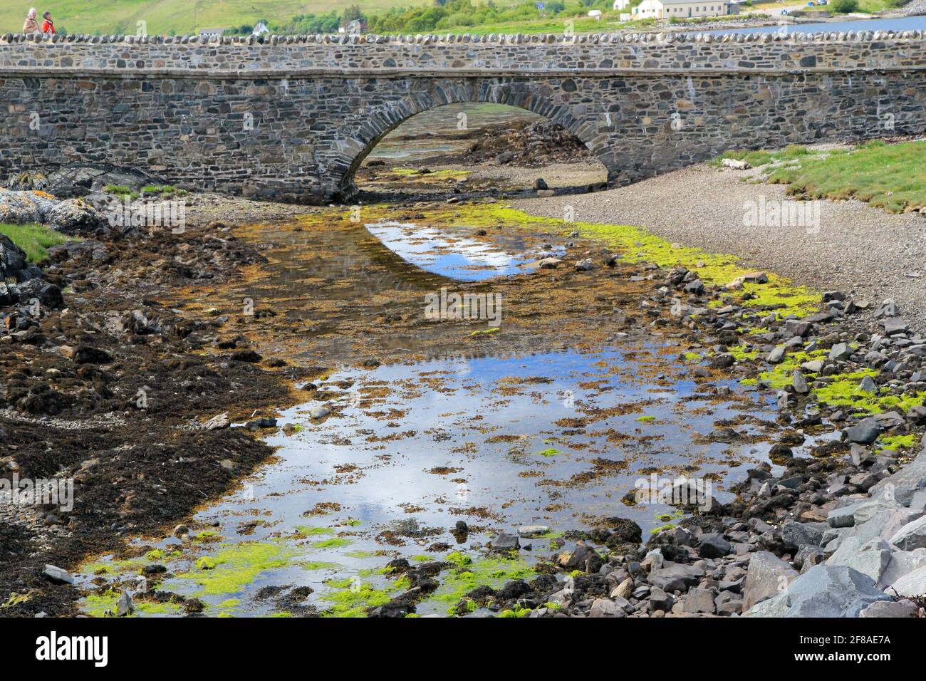 Spiegelung der Brücke im Wasser auf Eileen Donan Castle, Schottland Stockfoto