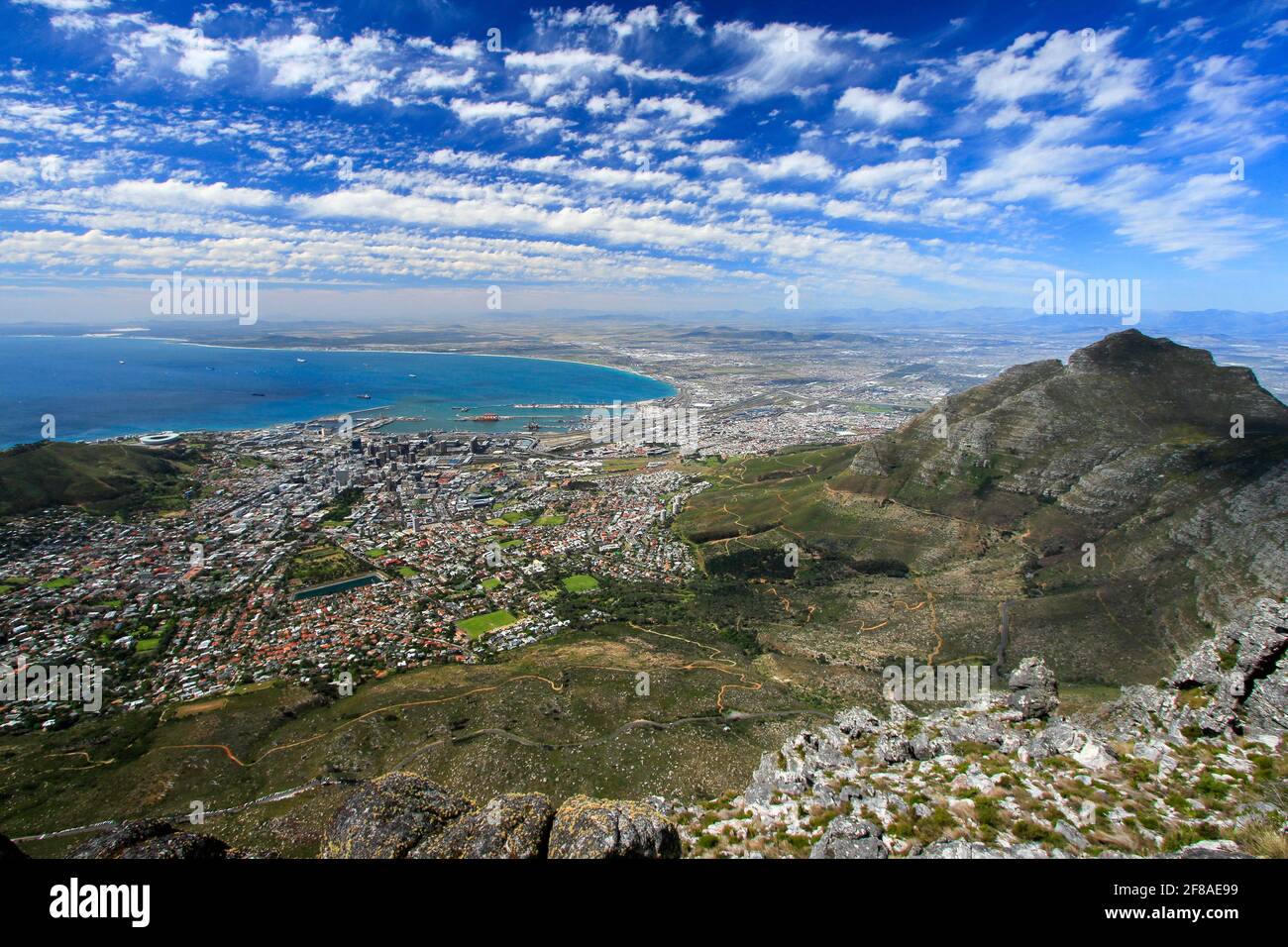Blick von oben auf die Berge mit Kapstadt auf der Küste mit blauem Himmel in Südafrika Stockfoto
