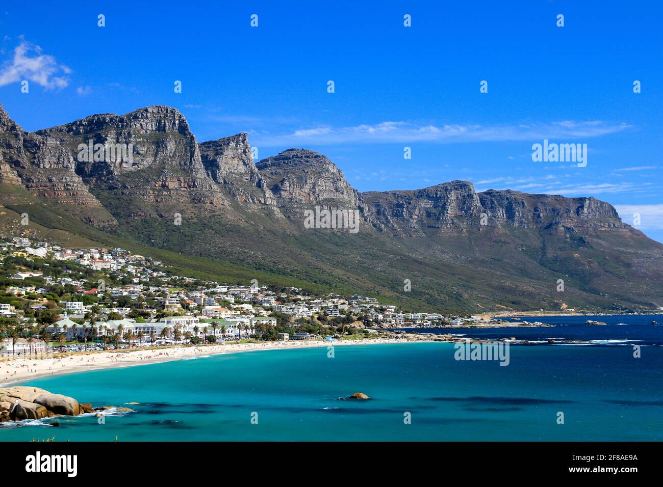 Strand und Küste mit Bergen gegen blauen Himmel in Kapstadt, Südafrika Stockfoto
