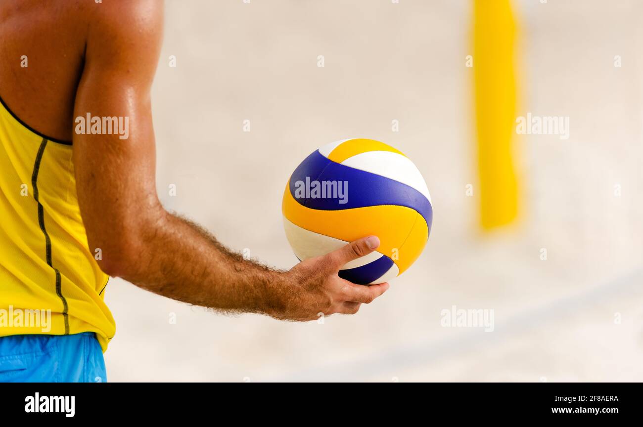 Ein Volleyballspieler ist dabei, sich bereit zu machen, dem Ball zu dienen Stockfoto