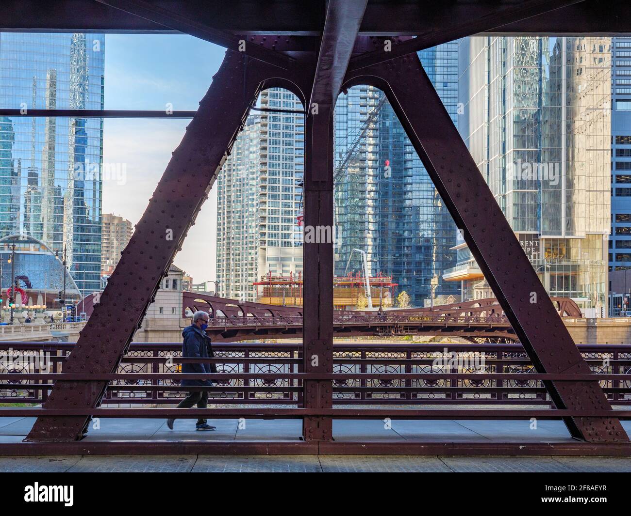 Mann mit Gesichtsmaske beim Spaziergang über die Wells Street Bridge, Chicago, Illinois. Stockfoto