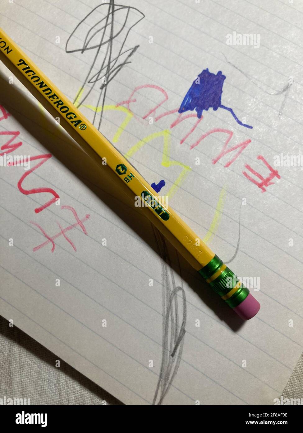 Bleistift auf Schreibpapier Stockfoto