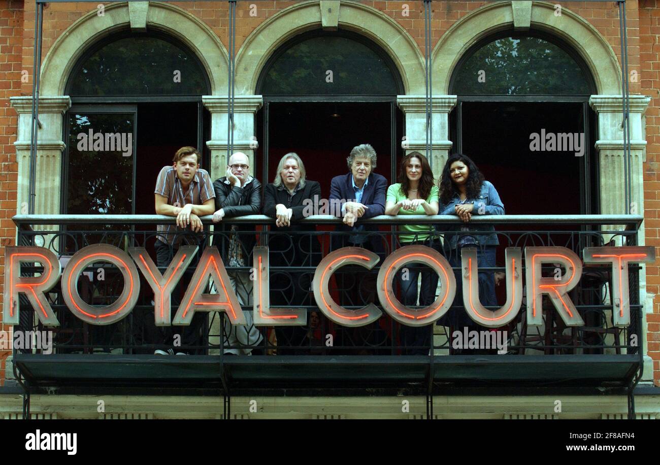 SIMON STEPHENS, TERRY JOHNSON, CHRISTOPHER HAMPTON, TOM STOPPARD, STELLA FEEHILY UND TANIKA GUPTA, ALLE BETEILIGT IN DER 50. JUBILÄUMSSAISON IM ROYAL CT.11/10/05 TOM PILSTON Stockfoto