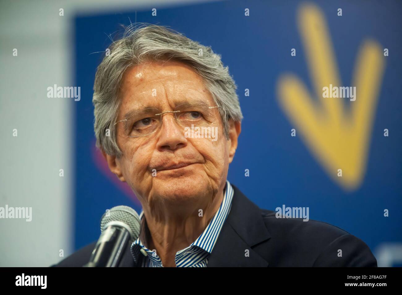 Guillermo Lasso spricht bei einer Pressekonferenz an die nationalen und internationalen Medien der designierte Präsident Guillermo Lasso hielt im Rahmen seiner Wahl eine Pressekonferenz im dann Carlton Hotel ab. Stockfoto