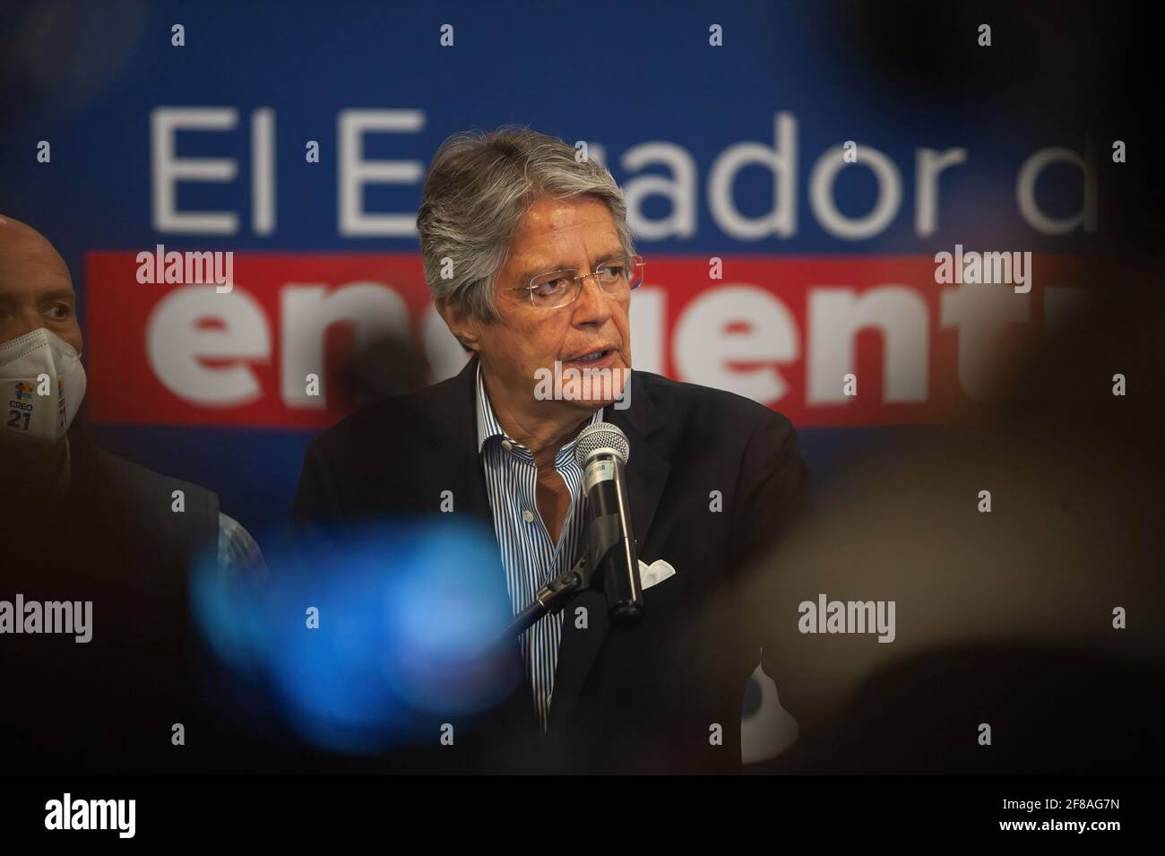 Guillermo Lasso spricht bei einer Pressekonferenz an die nationalen und internationalen Medien der designierte Präsident Guillermo Lasso hielt im Rahmen seiner Wahl eine Pressekonferenz im dann Carlton Hotel ab. Stockfoto