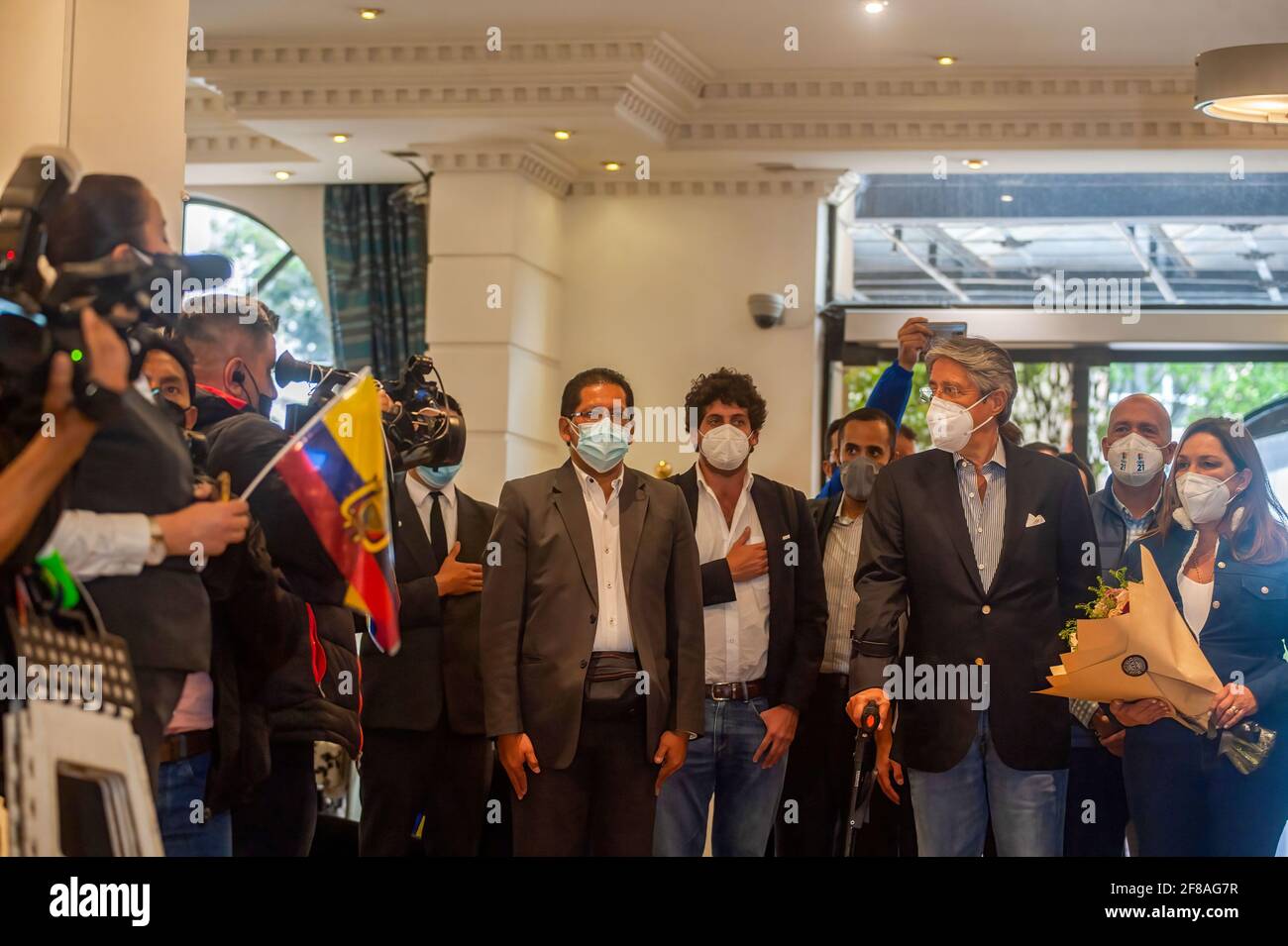 Guillermo Lasso trifft im Hotel dann Carlton in Quito ein, zusammen mit seiner Frau Lourdes Alcivar und mehreren Unterstützern hielt der designierte Präsident Guillermo Lasso im Rahmen seiner Wahl eine Pressekonferenz im dann Carlton Hotel ab. Stockfoto