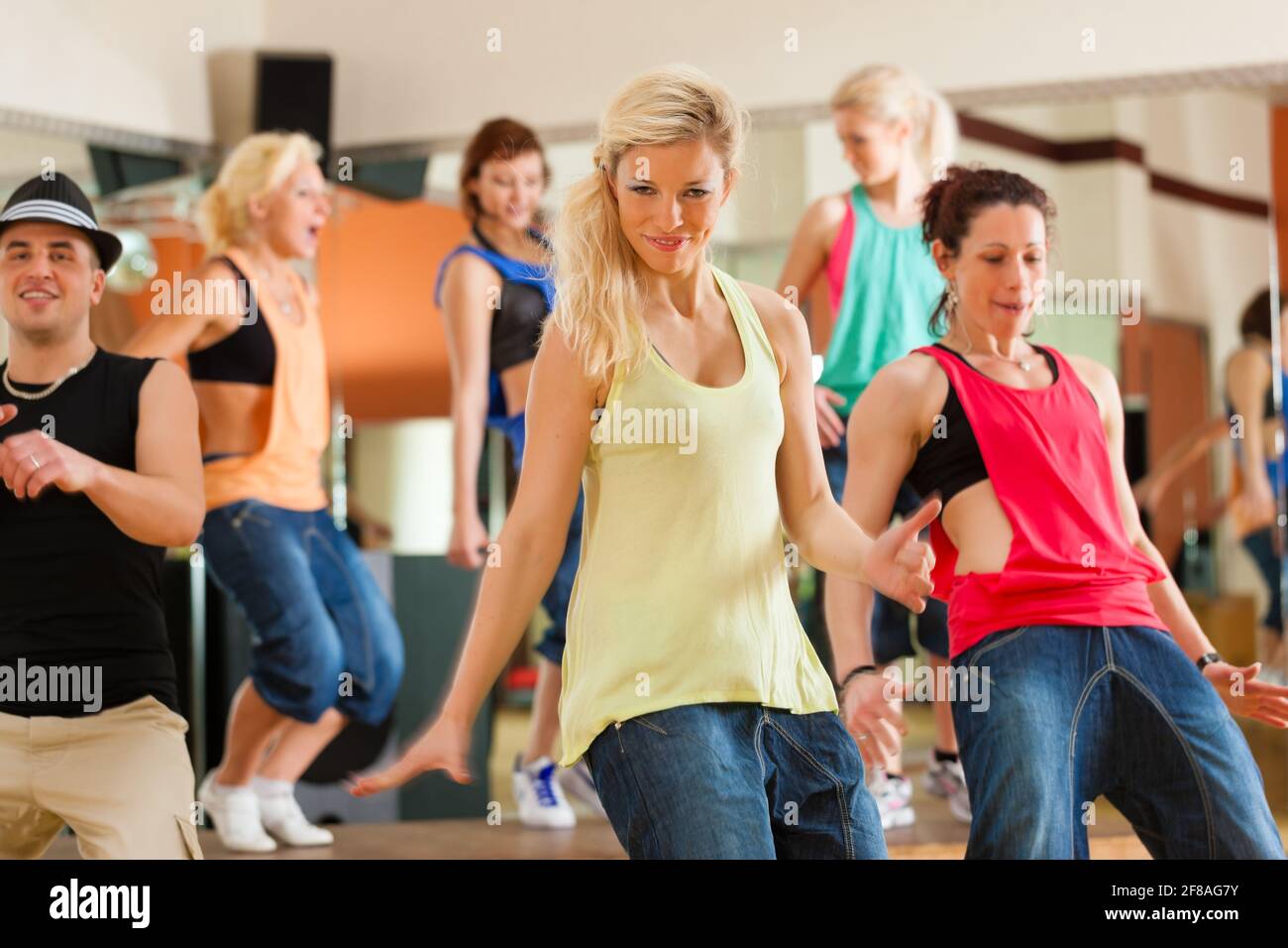 Zumba oder Oberlenningen - Jugendliche tanzen in einem Studio oder Fitness-Studio Sport oder üben eine Tanznummer Stockfoto