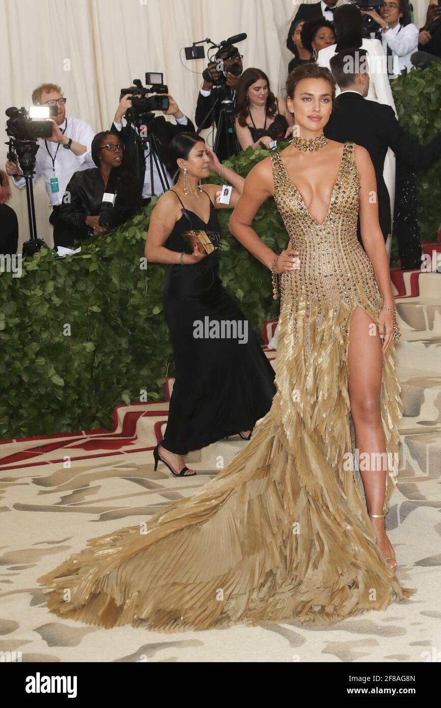 Irina Shayk kommt zur Met Costume Gala Heavenly Bodies 2018, die am Montag, den 7. Mai 2018, im Metropolitan Museum of Art in New York City stattfindet. Foto von Jennifer Graylock-Graylock.com 917-519-7666 Stockfoto