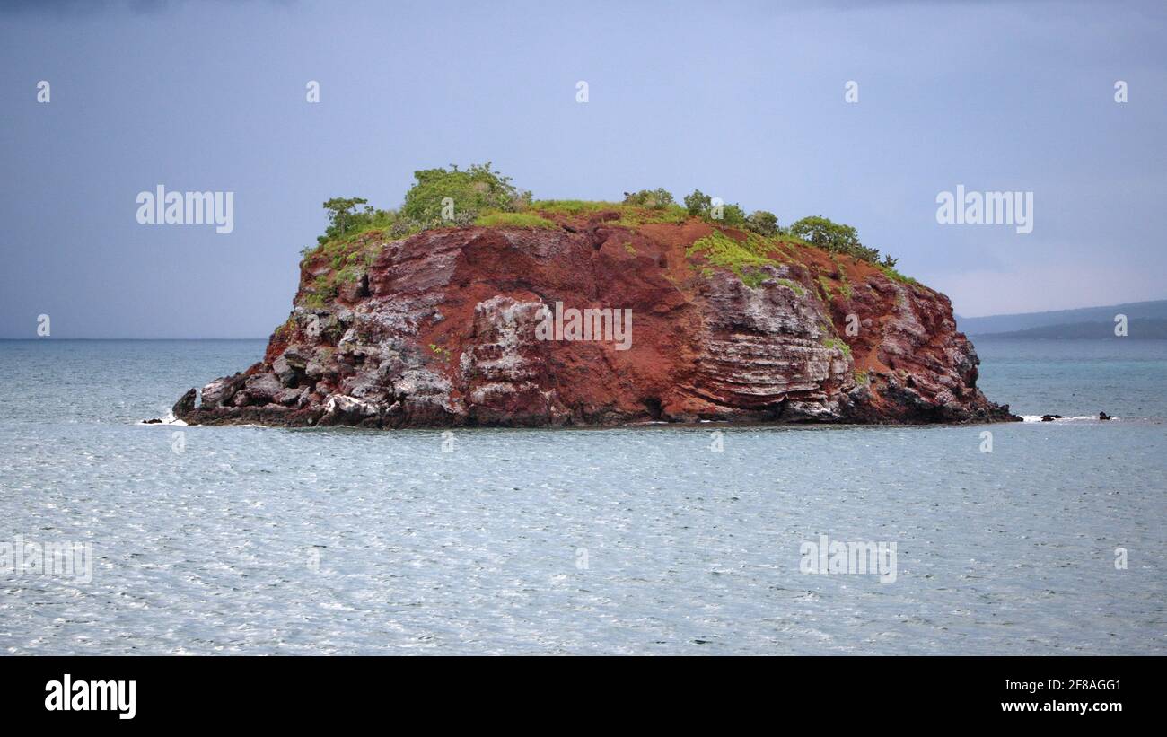 Felseninsel in der Nähe der Elizabeth Bay, Isabela Island, Galapagos, Ecuador Stockfoto