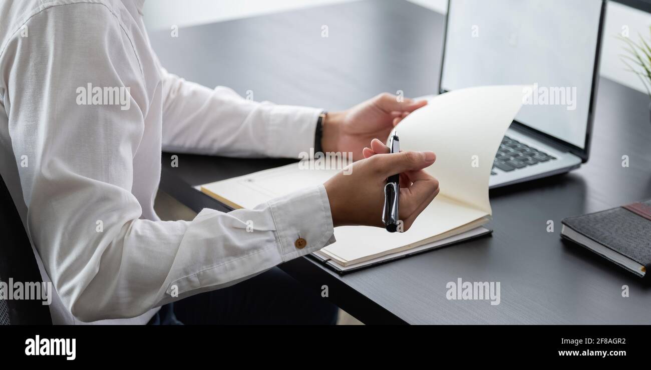 Geschäftsplanung, Geschäftsleute, die im modernen Büro an einem Notebook arbeiten und an einem Laptop arbeiten. Mann studiert online Kurs über Laptop und Vortrag Stockfoto
